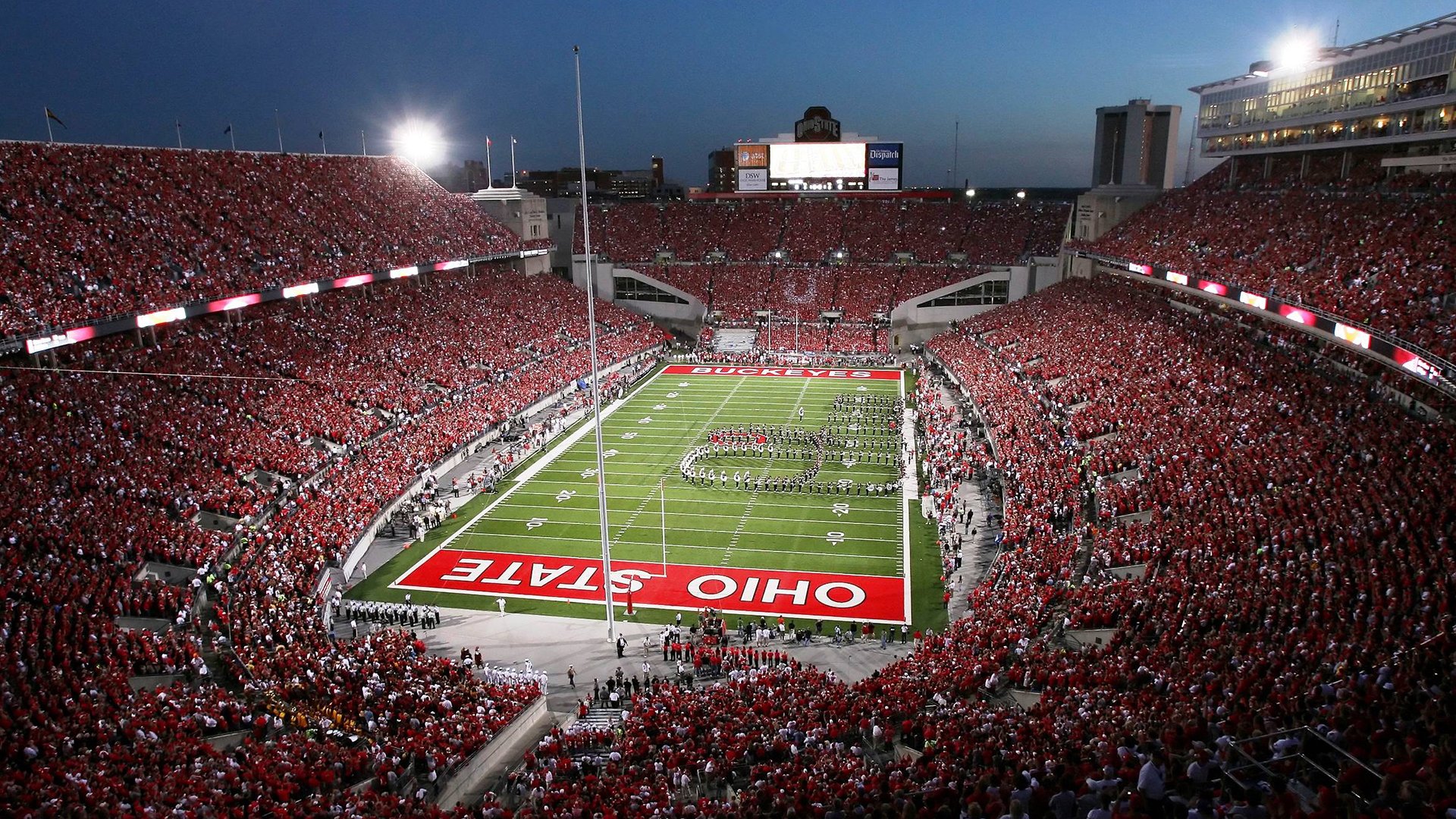 队长大发神威,带领球队晋级下一轮,队长在场上代表他们的球队